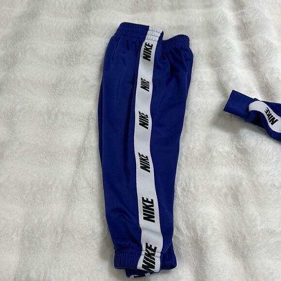 NIKE TODDLER BOYS LOGO TAPING, FULL ZIP JACKET AND PANTS SET. - Picture 4 of 6